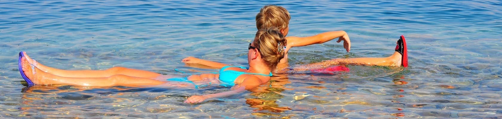 Drijven in de Dode Zee in Jordanië