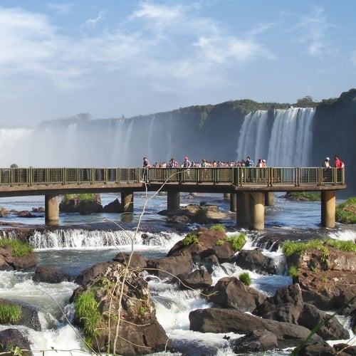 De loopbrug bij de Iguazú-watervallen