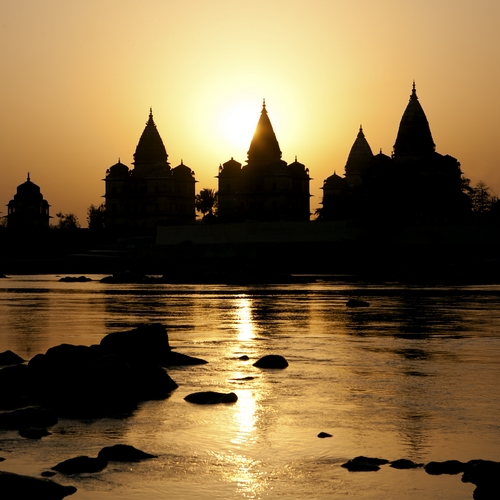 Silhouet van Chhatris aan de rivier in Orchha