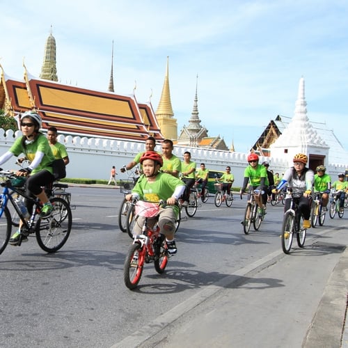 Groep fietsend door Bangkok