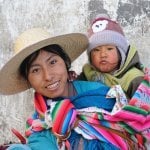 Boliviaanse vrouw met kind in traditionele kleding