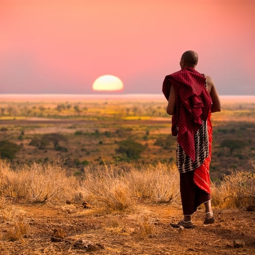 Masai krijger bij zonsondergang