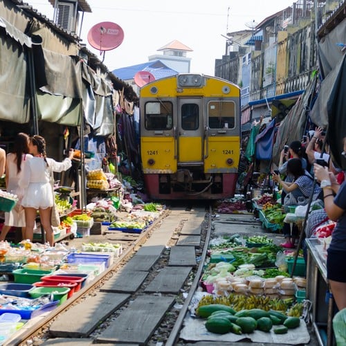 Songkram markt met trein
