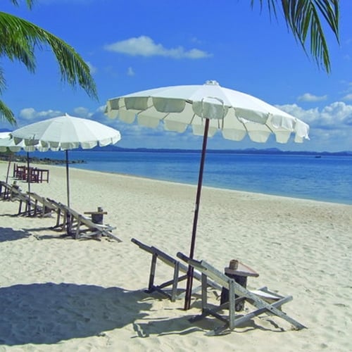 Strand van Hua Hin met witte parasols en strandbedjes