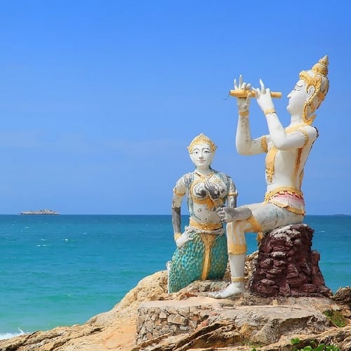 Beelden op het strand van Hat Sai Kaew