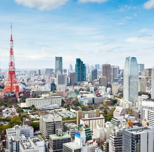 De skyline van Tokyo
