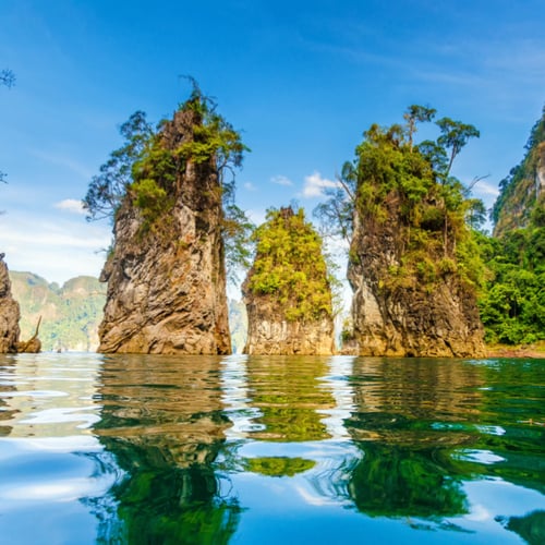 Khao Sok rotsen in het water