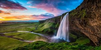 IJsland waterval groen landschap