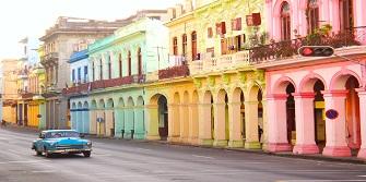 Gekleurde huizen Cuba