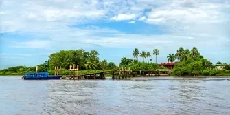 Leonsberg Ferry Terminal op de Suriname River in Paramaribo