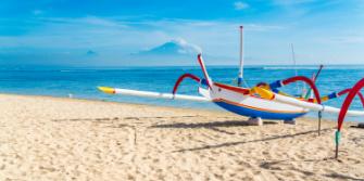 Indonesie strand met bootje