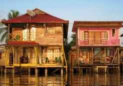 Huizen op palen bij Bocas del Toro Huizen op palen bij Bocas del Toro