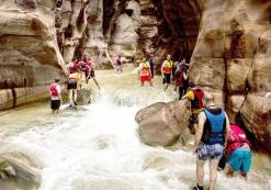 Een tocht door Wadi Mujib is één van de leukste sportieve activiteiten die u in Jordanië kunt ondernemen. Hier kunt u als echte avonturier uw hart ophalen met activiteiten als wandelen, klauteren, abseilen, klimmen en zwemmen door de adembenemende zandstenen kloven van Wadi Mujib. Kies voor één van de vier verschillende wandelroutes die u zelfstandig of met een gids kunt ondernemen. Vergeet tussen al uw sportieve activiteiten niet te genieten van de prachtige natuur.