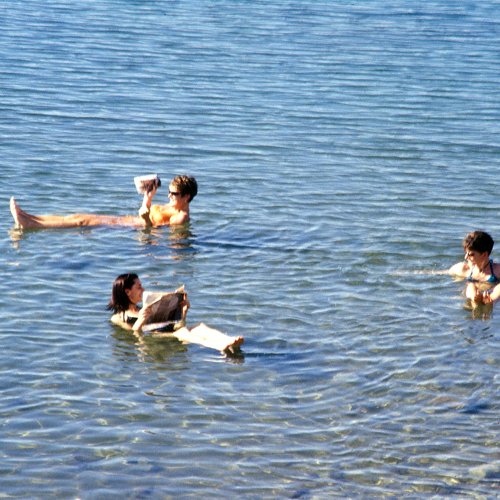 Drijven in de Dode Zee