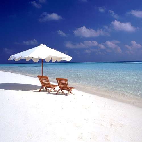 Malediven, strandstoelen bij de zee