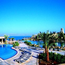 Zwembad Mövenpick Resort & Spa Dead Sea Jordanië