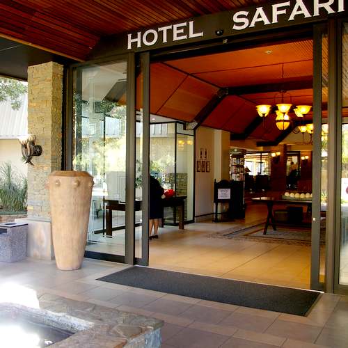 Safari Hotel, entree