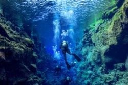 Snorkel tussen de tektonische platen bij Silfra