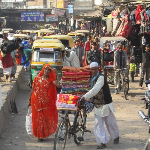 Drukke lokale markt met straat verkopers, Agra