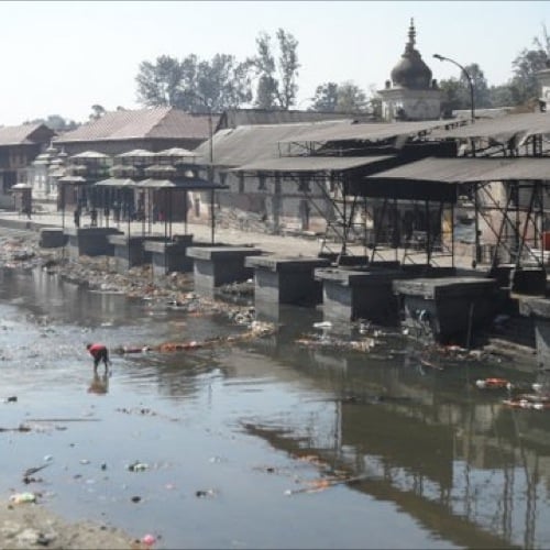 Hindoeïstische tempel Pasthupatinath aan de Bagmatirivier vlakbij Bodnath waar de heilige mannen komen om te sterven.