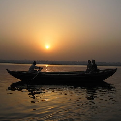 Boot bij zonsondergang