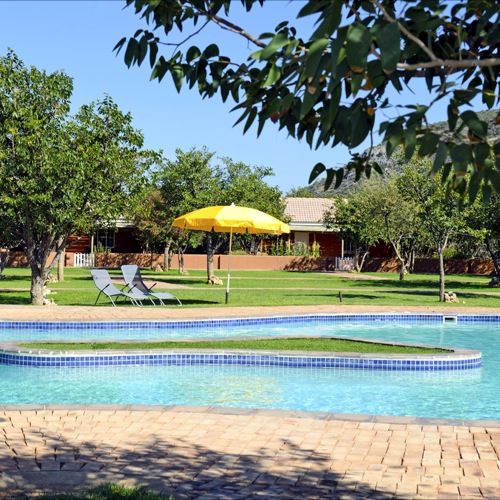 Damara Mopane Lodge, zwembad