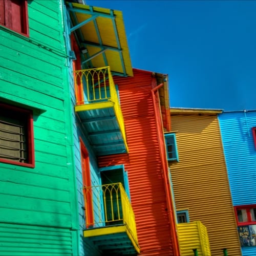 Gekleurde huizen in de wijk La Boca