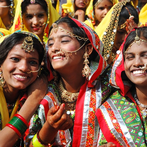 Lokale sierlijk geklede vrouwen in Pushkar