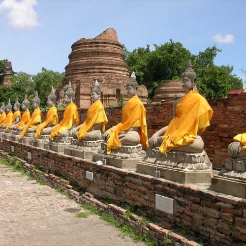 Ayutthaya Buddhabeelden in gele gewaden
