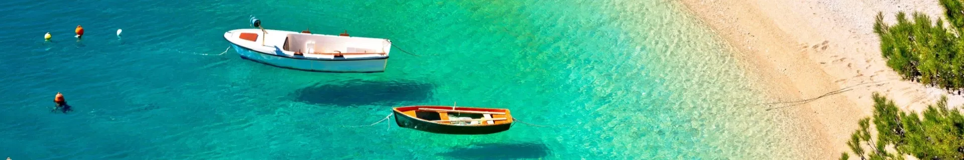 Bootjes bij het Punta Rata-strand, Kroatië