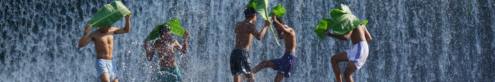 Spelende kinderen in een waterval