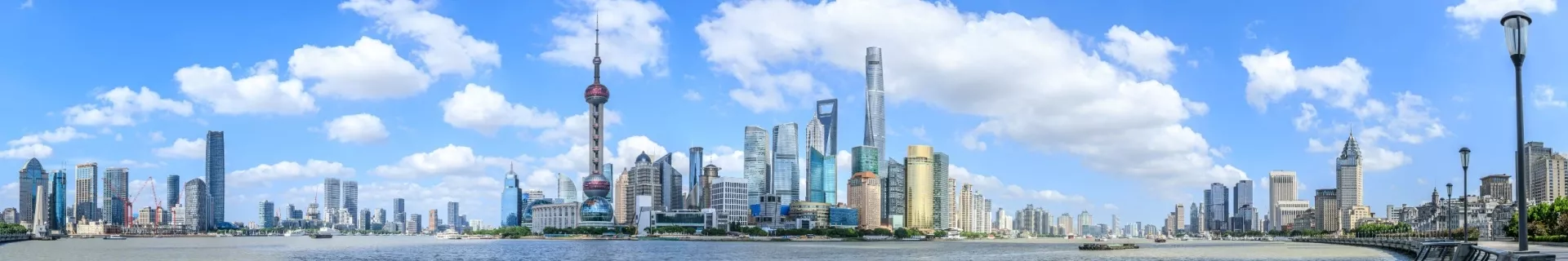 Pudong-skyline van Shanghai, China