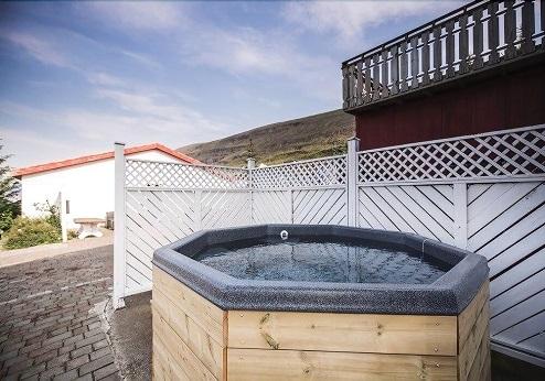 Hotel Sveinbjarnargerði, jacuzzi op veranda