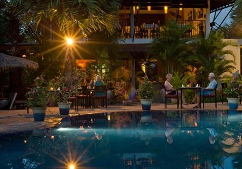 Battambang Resort, dineren aan het zwembad