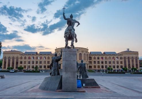 Gyumri, Vardanants plein en het gemeentegebouw