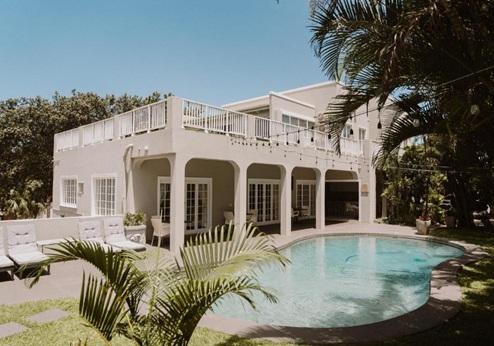 Caza Beach Guest House, zwembad