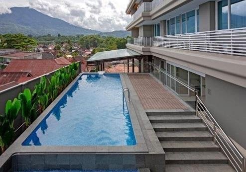 Hotel Santika Bukittinggi, zwembad