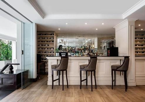 Four Points by Sheraton Arusha, bar