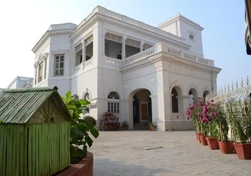 Surya Kaiser Palace, ingang
