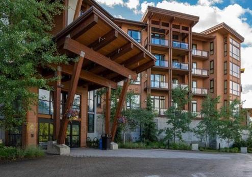 Sutton Place Hotel Revelstoke Mountain Resort, entree