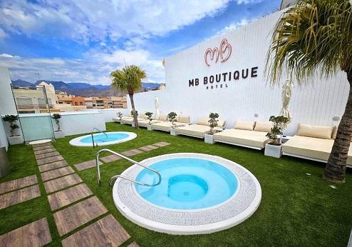 MB boutique Hotel,  terras met jacuzzi