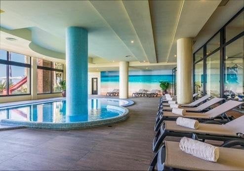 Calheta Beach Hotel, binnen zwembad