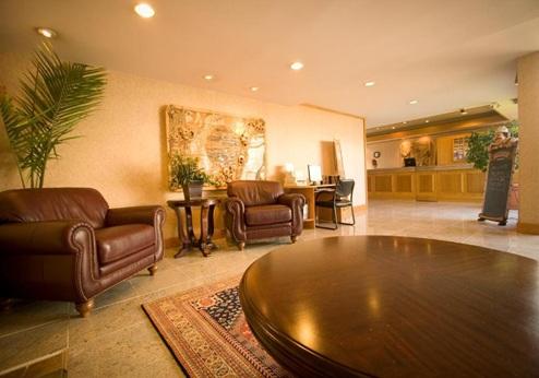 Coast Discovery Inn, lobby