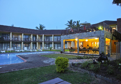 Elephant Lake Hotel, zwembad en terras