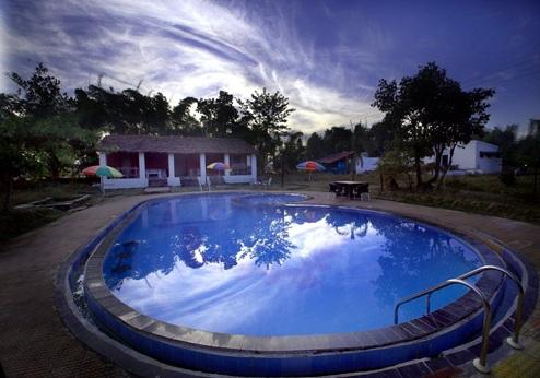 Mogli Resort Kanha, zwembad