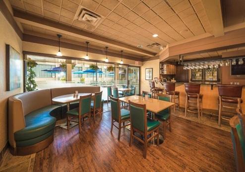 Coast Discovery Inn, bar