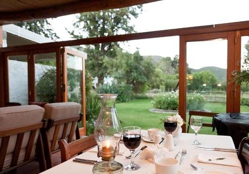 Oue Werf Country House, restaurant met uitzicht op de tuin