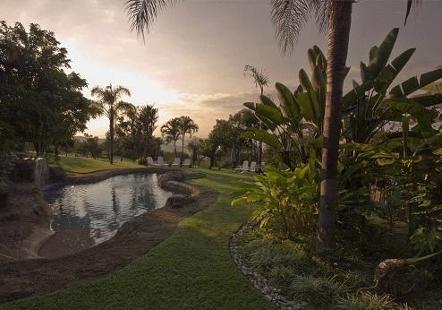 Umbhaba Eco Lodge, tuin met zwembad