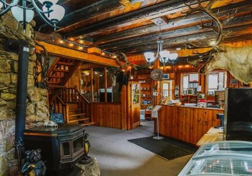 Helmcken Falls Lodge, lobby