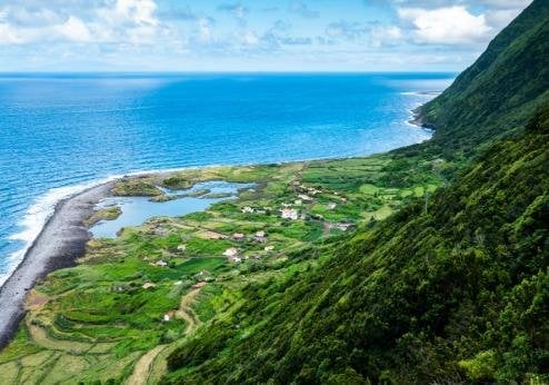 Een fajã op São Jorge